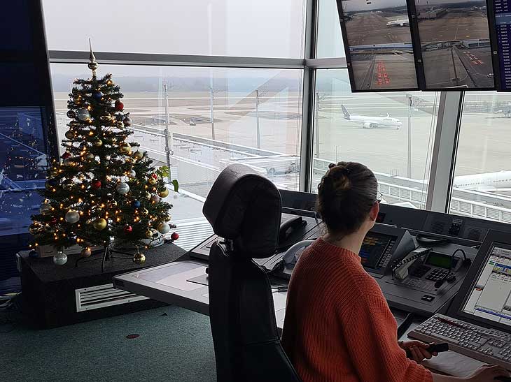 In der wehnachtlich geschmückten Vorfeldkontrolle, wird der Rollverkehr auf dem östlichen Vorfeld koordiniert Copyright Flughafen München